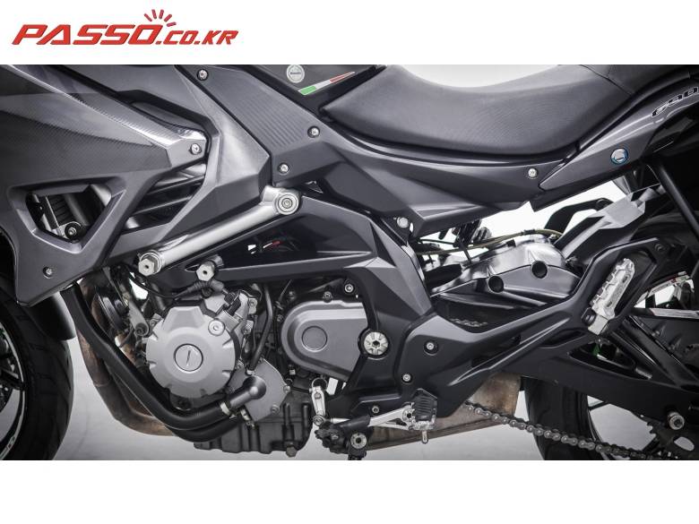 베넬리 TNT600 GT ABS